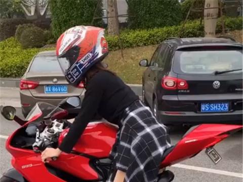 实拍26万杜卡迪899，排量898CC，3.1秒破百，车主还是女骑士