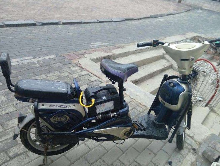 为啥电动车刚充满电，一加速就掉两格电？修理工说了实话！