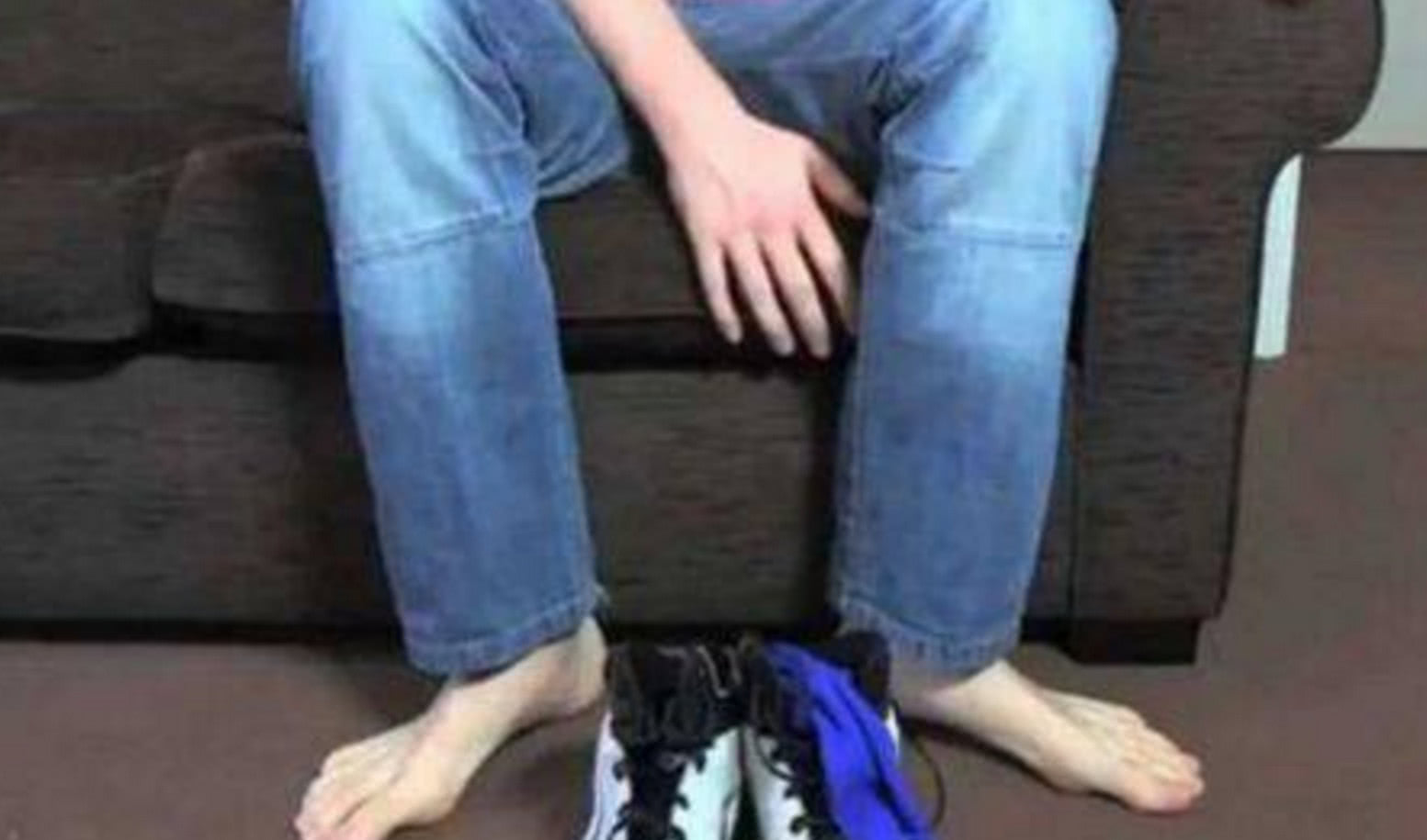 男子拥有世界上最大的脚,鞋子能装一婴儿,伸出脚让男人羡慕
