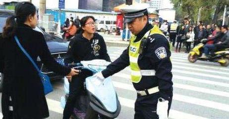 禁摩限电又升级，送小孩上学也要罚，老百姓：为啥不禁汽车？