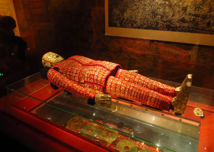 西汉南越王博物馆展览的金缕玉衣不过,那都是秦汉时代的事情了,随着