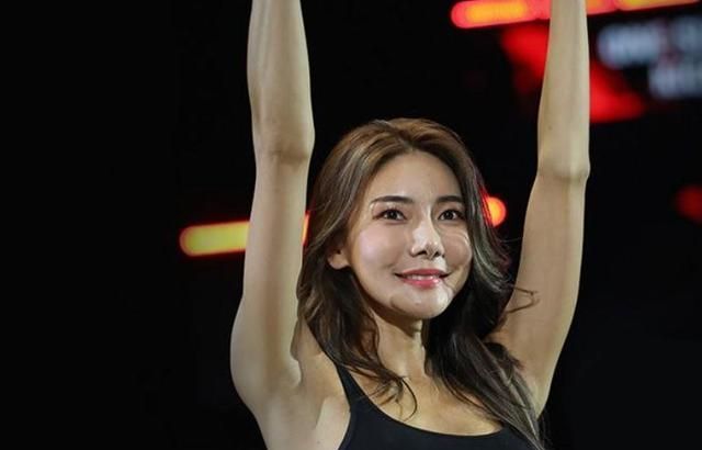 颜值神似Anglebaby!前韩国女子天团成员“下海”成格斗举牌女郎