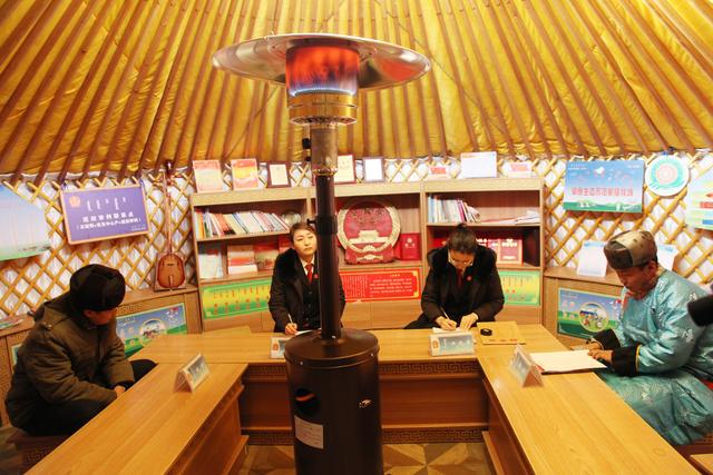 苏尼特左旗人民法院：党建引领法徽红 边疆巡回开新篇