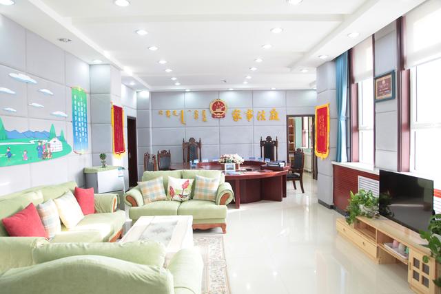 苏尼特左旗人民法院：党建引领法徽红 边疆巡回开新篇