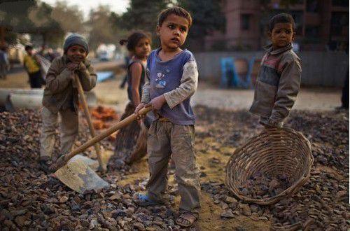 印度儿童的生活:六岁开始打工,和大人一样在工地干活