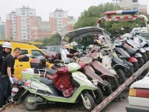 电动车、摩托车都不让骑，老人纷纷哭诉：以后怎么接孙子啊？