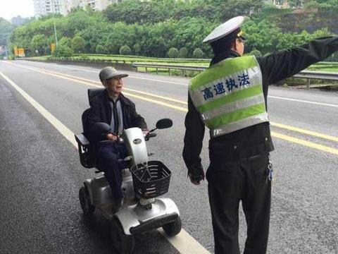 电动车“新规”实行后，老人被罚200，后座不得载人，当摆设吗？