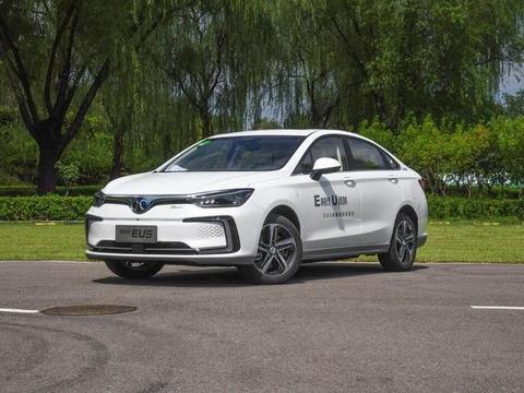 春节返乡被堵，电动车主哭出了声：快被逼疯了