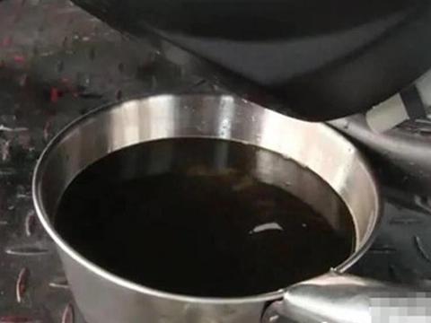 汽车机油1万公里不换都没事？维修工：检查下发动机，它还好吗？