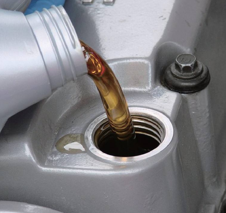 全合成机油1万公里换一次？车要毁在你手里，现在改还来得及