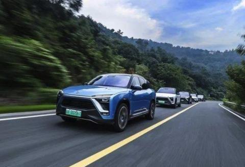 纯电动车电量不足抛锚，导致高速堵塞，网友：真是“毒瘤”