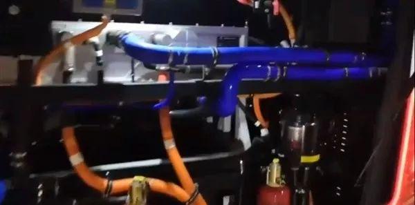 国产氢燃料客车首秀！厂商居然现场喝尾气管排水...