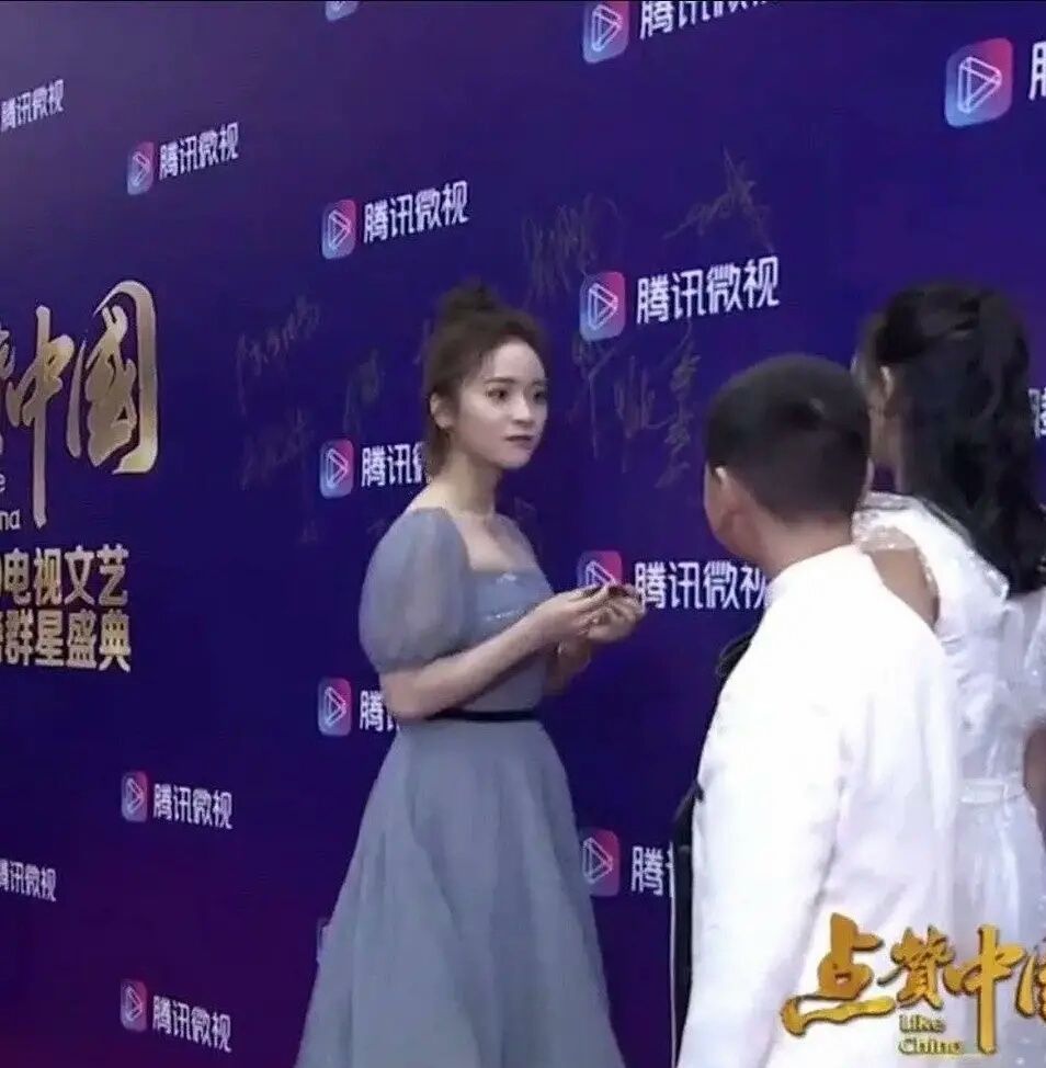 沈月“变瘦”全靠修图,生图还是五大三粗的,胸前赘肉勒的真实!