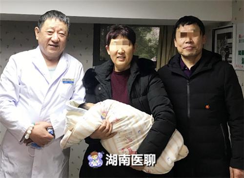 痛心!18天宝宝先天泪道阻塞,一家五口千里求医