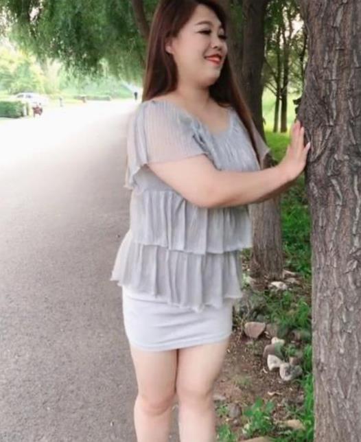 户外的微胖辣妈的,圆润的身材,挡不住她精致的脸蛋美