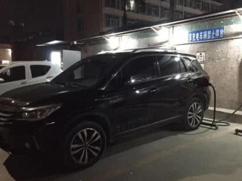 东北新能源车主回家太难了，穿棉袄跑高速，车主：我认输