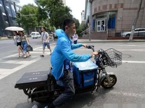 外卖小哥骑电动车返乡，续航250公里，电池组很“高级”