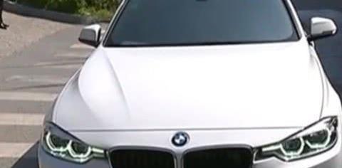 新宝马被道闸杆砸中，女子怒找4S店，4S店：这里只能奔驰进