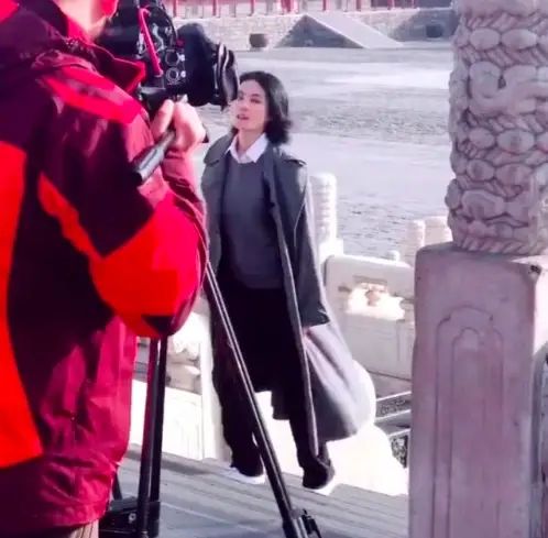王菲怼镜头也是清纯少女,皮肤紧致光滑,那英却成了秃眉大妈!
