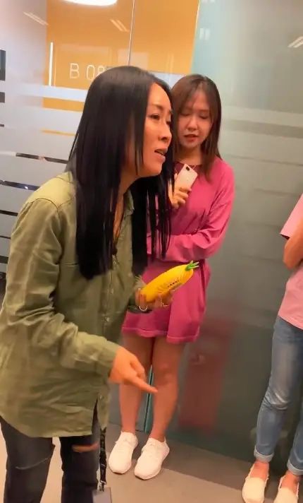 王菲怼镜头也是清纯少女,皮肤紧致光滑,那英却成了秃眉大妈!