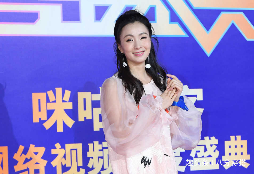 48岁陶虹简直逆生长!灯笼袖连衣裙甜美减龄,扎半丸子头更显俏丽