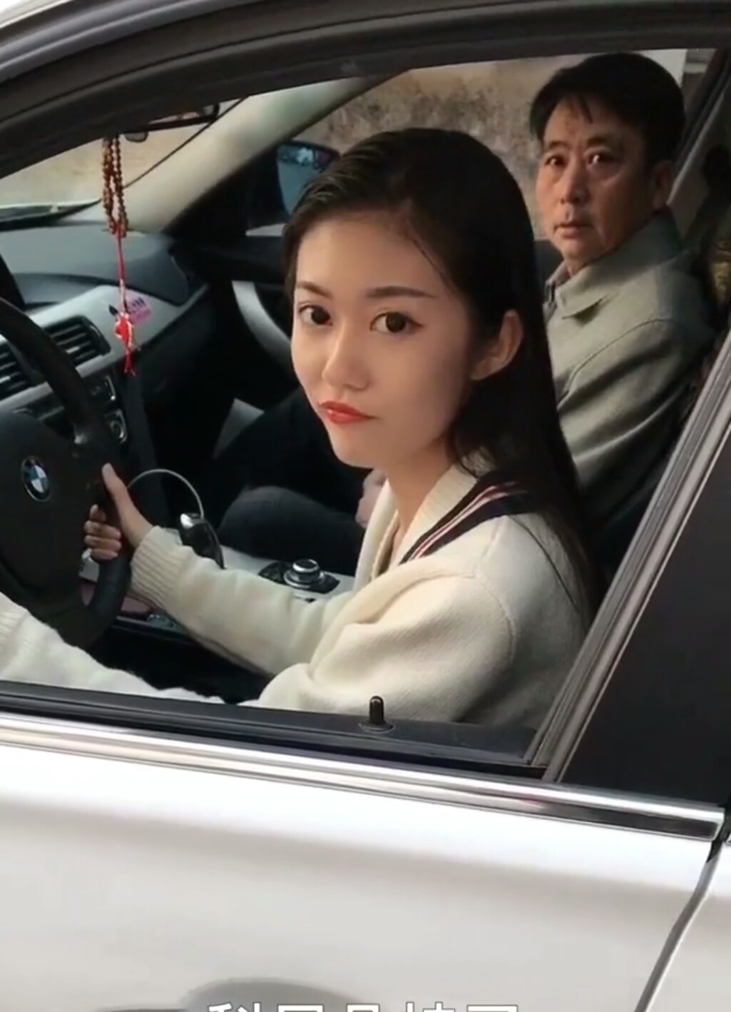 摄影:第一次开宝马车的小姐姐,看起来好像很激动