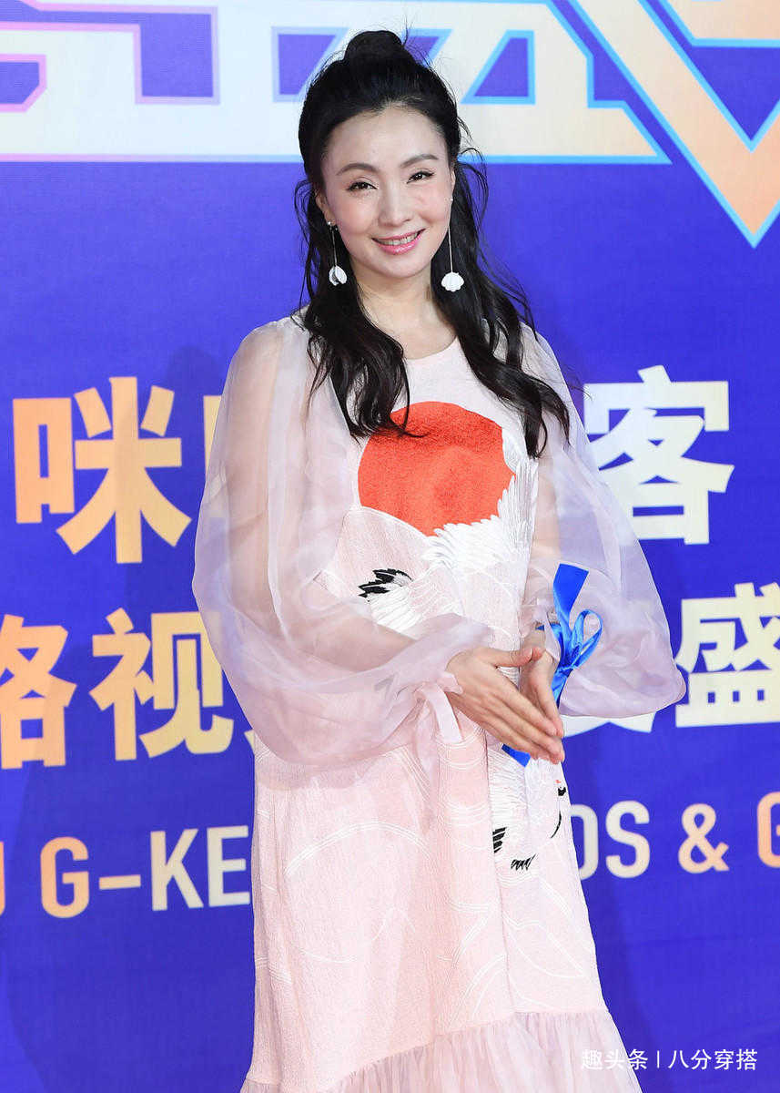 48岁陶虹简直逆生长!灯笼袖连衣裙甜美减龄,扎半丸子头更显俏丽