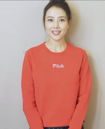 高圆圆扎丸子头穿红衣送鼠年祝福,语气温柔一脸甜笑,女神范十足