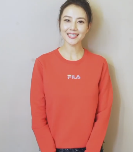 高圆圆扎丸子头穿红衣送鼠年祝福,语气温柔一脸甜笑,女神范十足