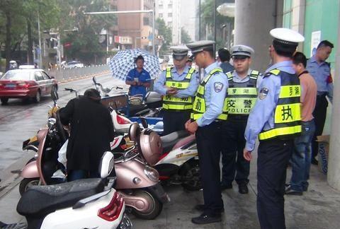 禁摩限电影响百姓日常生活，出行成了问题，百姓：堵不如疏