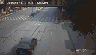 肇庆这辆公交车5天内竟连闯两次红灯,真系胆生毛