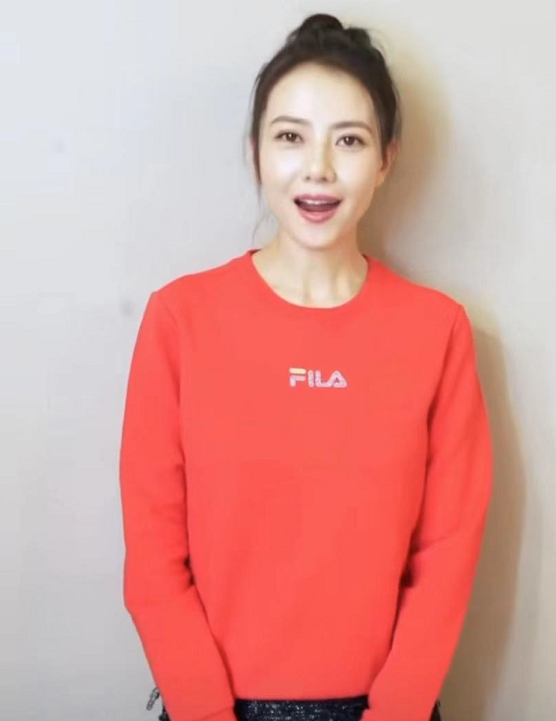 高圆圆扎丸子头穿红衣送鼠年祝福,语气温柔一脸甜笑,女神范十足