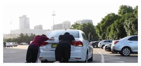 汽车没电不用搭火线，手机充电宝“简单一连”，车子就启动了