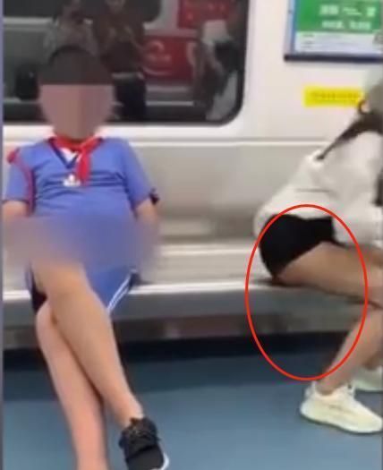 日本小学生女团出道,平均年龄12岁,穿比基尼轮流走秀引发争议