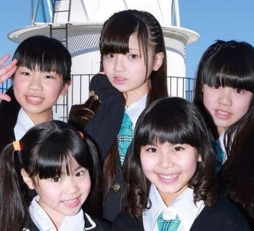日本小学生女团出道,平均年龄12岁,穿比基尼轮流走秀引发争议