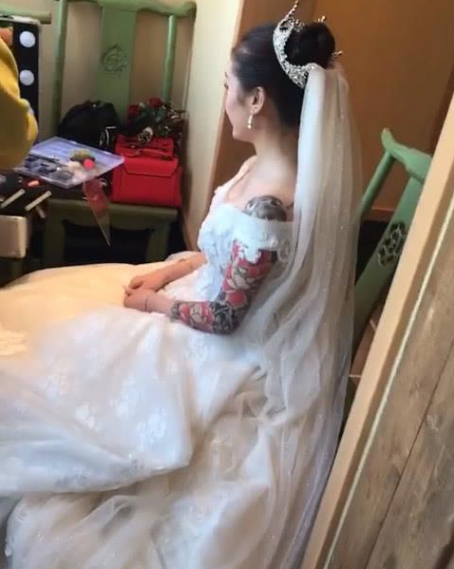 新娘结婚时化妆,可却被她的花臂抢镜,网友:纹身跟爱情没关系