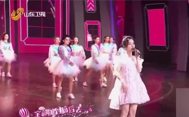 冯提莫山东春晚秀火辣身材,用歌声给大家送4字祝福