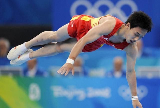 我国首位奥运五金王,1米58娶最美体操女神,娇妻肤白貌美成焦点