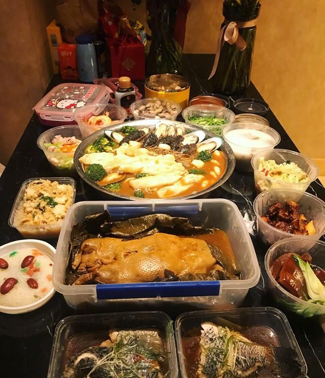 明星年夜饭:萧亚轩餐具豪华,蒋欣辣到极致