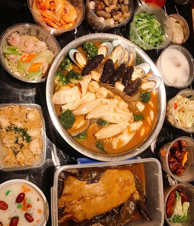 明星年夜饭:萧亚轩餐具豪华,蒋欣辣到极致