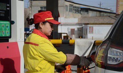 2020年油价第一次调整,车主都很开心:请把汽车油箱加满