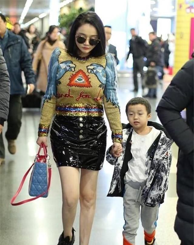 “骑士裙”算什么,冉莹颖的翘臀裙才是真厉害