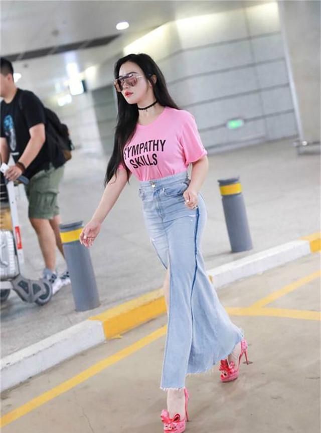 “骑士裙”算什么,冉莹颖的翘臀裙才是真厉害