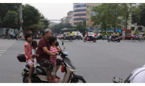 骑电动车载人被罚，车主疑惑：那后座难道不是设计给人座的吗？