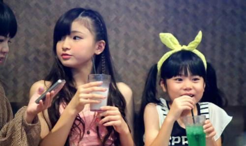 日本小学生女团出道,平均年龄12岁,穿比基尼轮流走秀引发争议