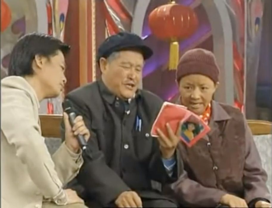 ▲1999年,崔永元、赵本山和宋丹丹合作小品《昨天,今天,明天》。图片来源:视频截图