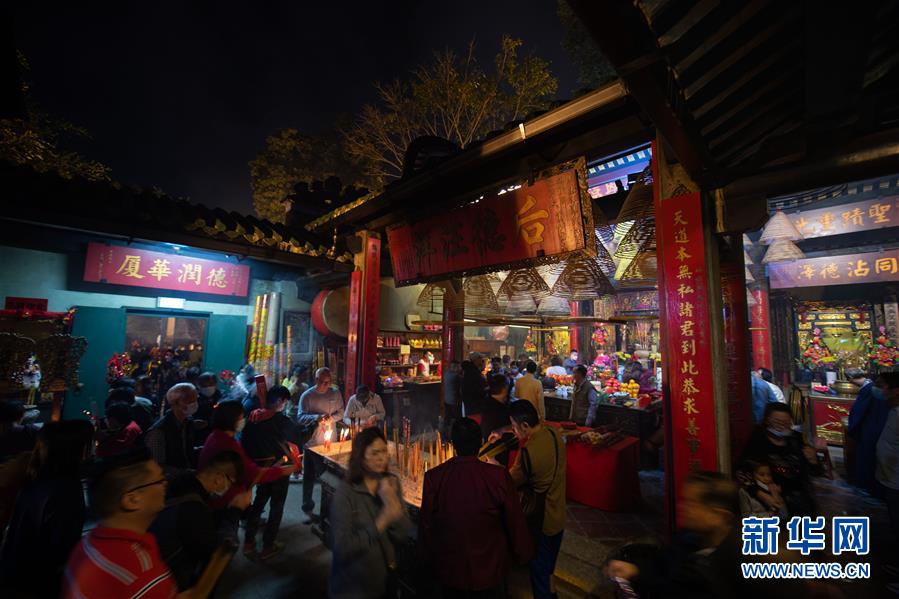 澳门市民农历新年上香祈福