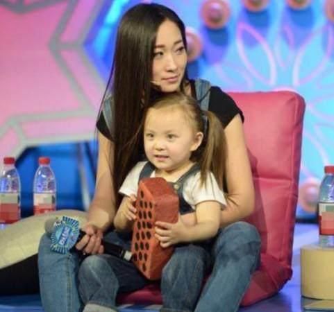 爸妈都是纯种中国人,却生出金发碧眼女儿