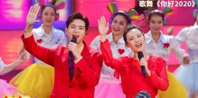 春晚李现唱歌,这个动作尽显高情商,周杰伦的歌是其KTV首选
