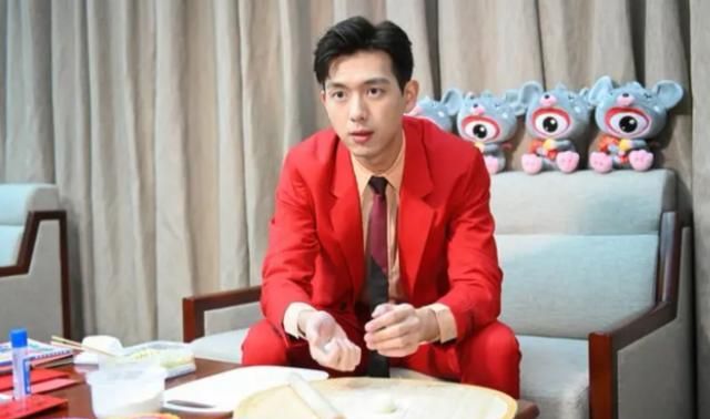 春晚李现唱歌,这个动作尽显高情商,周杰伦的歌是其KTV首选